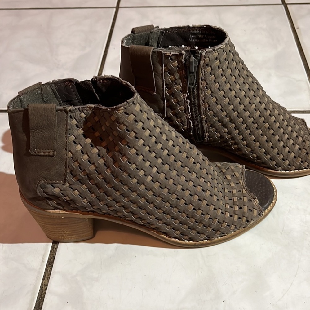 Journee Signature Devine Women's Peep Toe Leather Ankle Boots - Picture 12 of 14